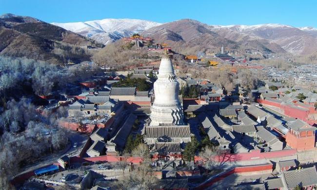 五台山位于山西省忻州市,是中国四大佛教名山之首,以浓厚的佛教出名