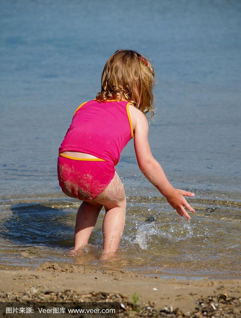女孩在海滩上戏水