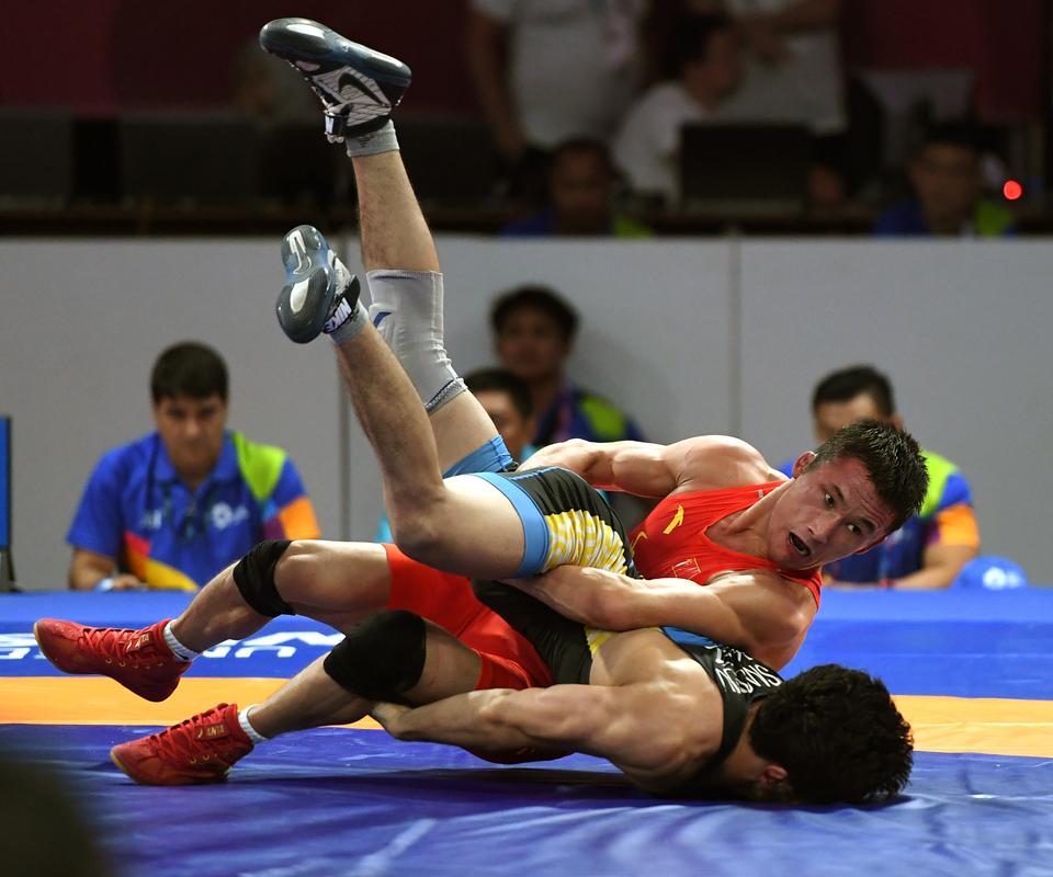 摔跤——男子自由式摔跤65公斤级1/8决赛:中国选手叶尔兰别克·卡泰