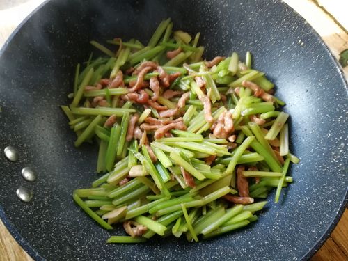 家常芹菜炒肉丝怎样把肉丝炒的嫩芹菜绿又入味教你家常做法