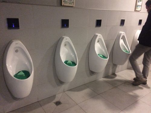 网友:宁波火车站公厕小便盆太高够不着