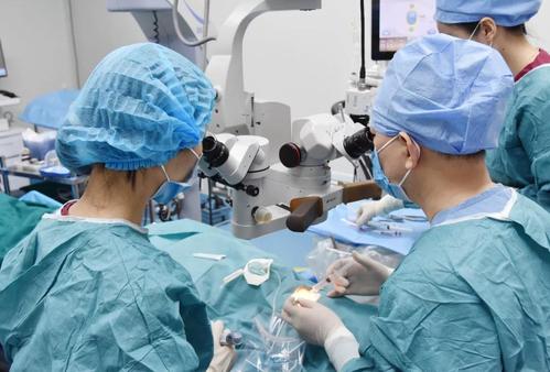 小燕在北京爱尔英智眼科医院成功实施了左眼飞秒激光角膜内皮移植术