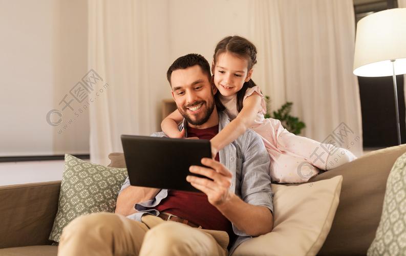家庭,父权和技术概念-愉快的父亲和小女儿有片剂个人计算机计算机的