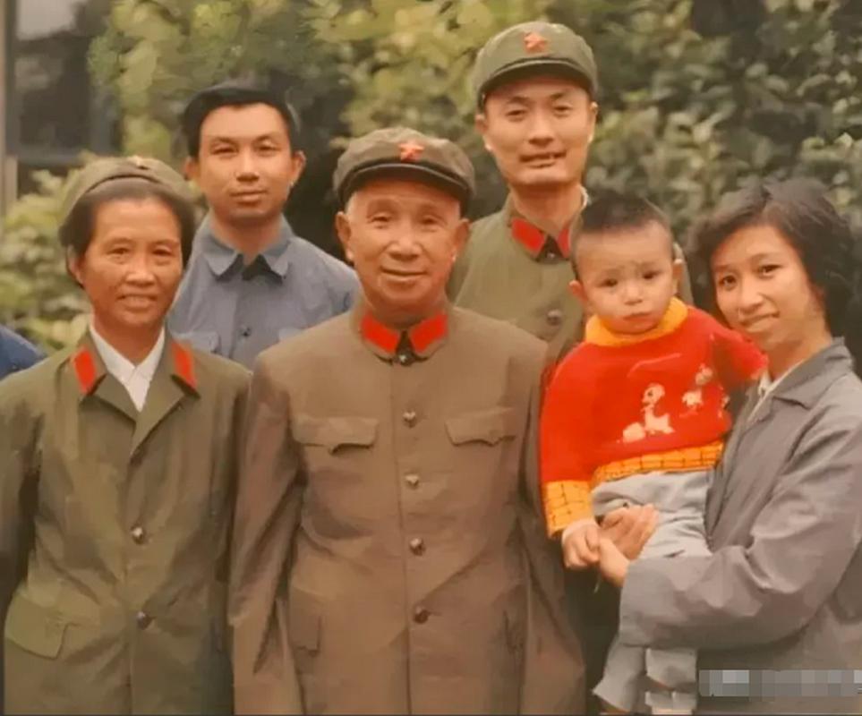 80年代,粟裕老将军和家人的一张合影,昔日的