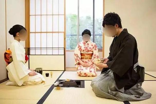 当然,日本各地的习俗也略有差异,有些地方会采用相对轻松的盘腿坐姿.