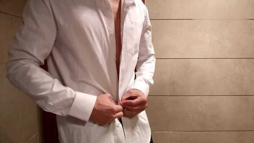 小哥哥在浴室里秀腹肌,光是这白衬衣我就超喜欢,腹肌瞩目!