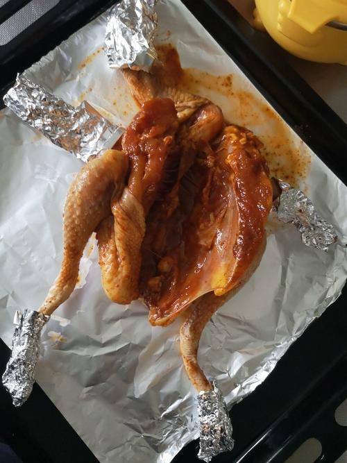 烤鸡,鸡翅,鸡脚用锡纸包起来