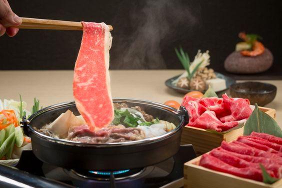 和牛寿喜烧,可以理解为日式牛肉涮锅,有关东关西之分.