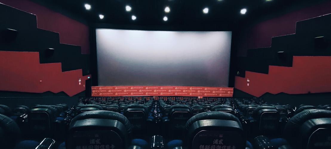 空无一人的电影院一个人但不孤独
