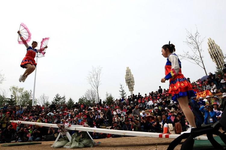 跳板是朝鲜族传统的女子体育项目,伴随着音乐在空中表演优美的