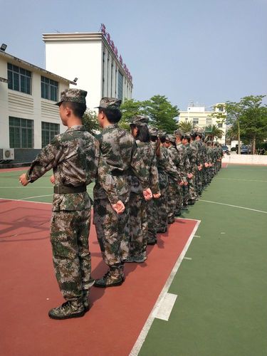 单个军人齐步摆臂一令一动训练.