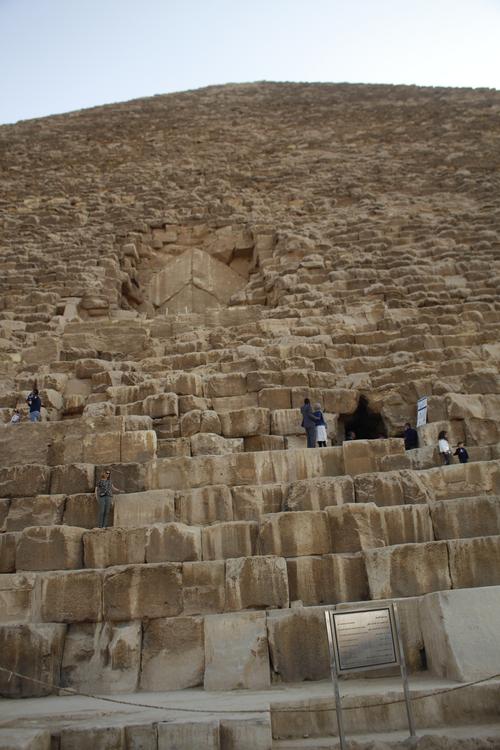 吉萨金字塔是古代世界七大奇观中最古老的,也是唯一完整无缺且尚存的