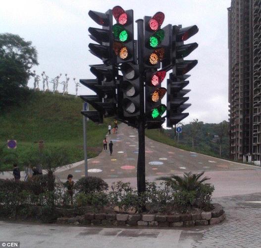 中国重庆市在一组十字路口处安置了令人费解的红绿灯,甚至连最有经验