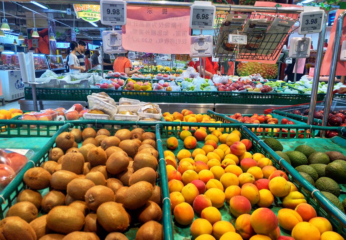 走进北京超市,感受现在的水果价格.图:杏6.98元一斤,猕猴桃9.