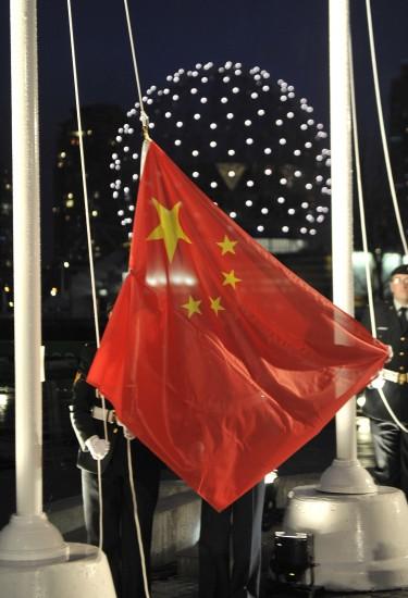 图文中国冬奥代表团升旗仪式五星红旗冉冉升起