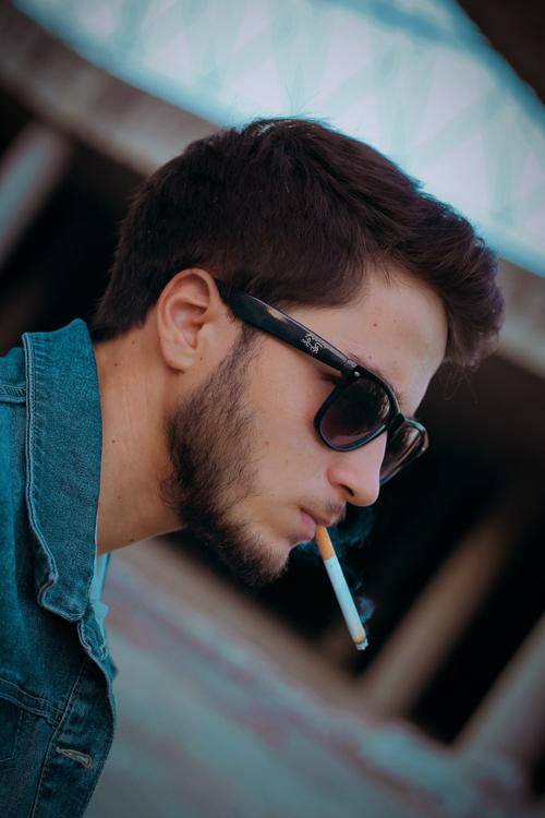 抽烟的男人图片第14张