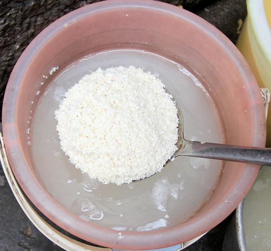 再加入生米十分之一量的熟米饭,再用豆浆机的米浆功能将大米研磨充分