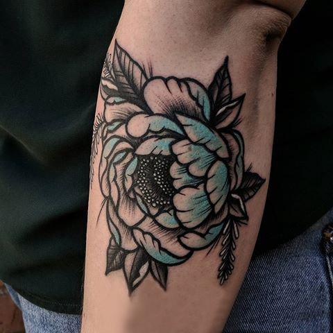 女生手臂上黑灰素描点刺技巧创意唯美花朵纹身图案