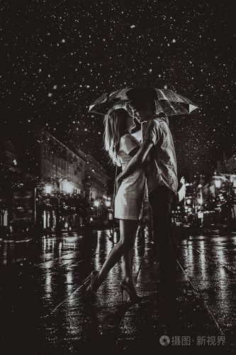 幸福的情侣接吻雨下