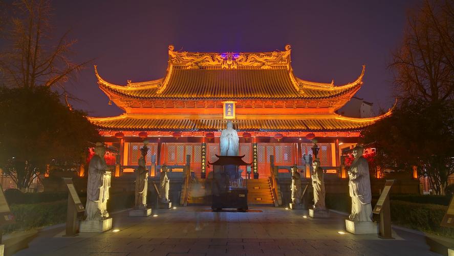放第一张夫子庙里孔庙的相片,是因为孔圣人在我们中华民族的地位至