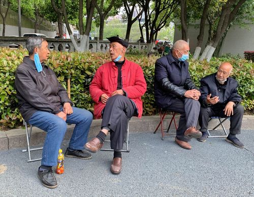 2020,3,30,市某公园,几名戴口罩聊天的老人.