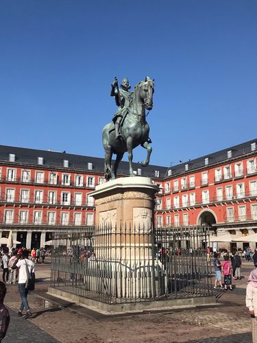 马德里马约尔广场,广场中央是国王菲里普三世的骑马塑像