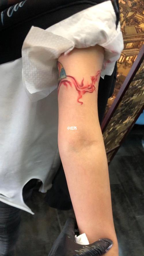 女生彩色水墨胳膊臂环纹身