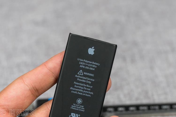 ▼首先来看看iphone 6原装电池的尺寸情况▼在手机内部的空间寸土寸金