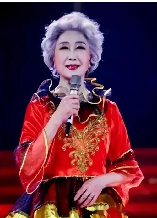 并且成为了中国第一位走纽约时装周的老年模特,在更广阔的国际舞
