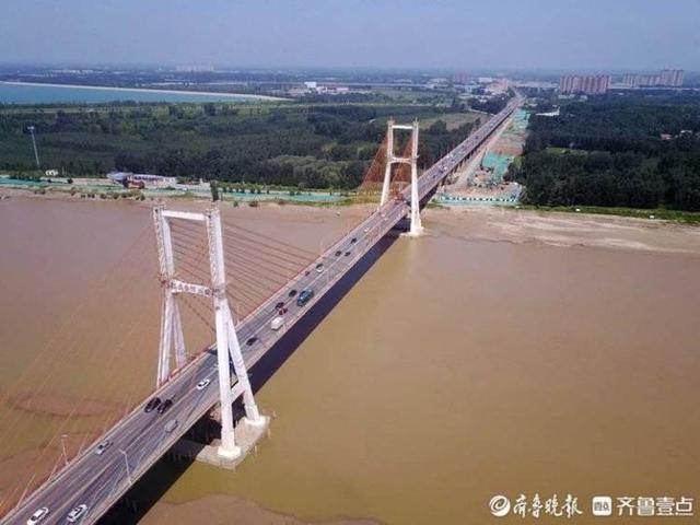 济南黄河大桥复线工程紧邻现在的济南黄河大桥 ,新桥总长6911米 ,主跨