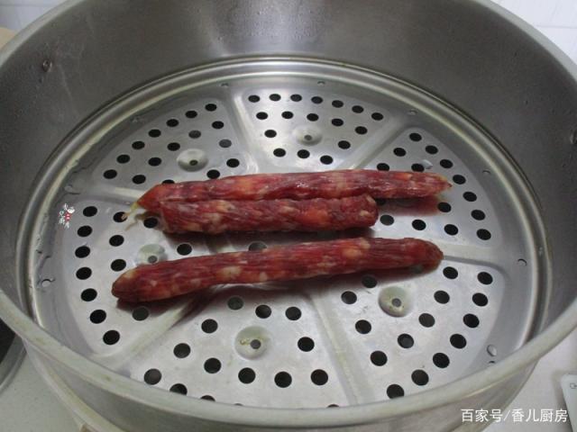 2.烹制前先要把腊肠蒸熟,冷水上蒸锅加盖后大火蒸10分钟后取出晾凉.