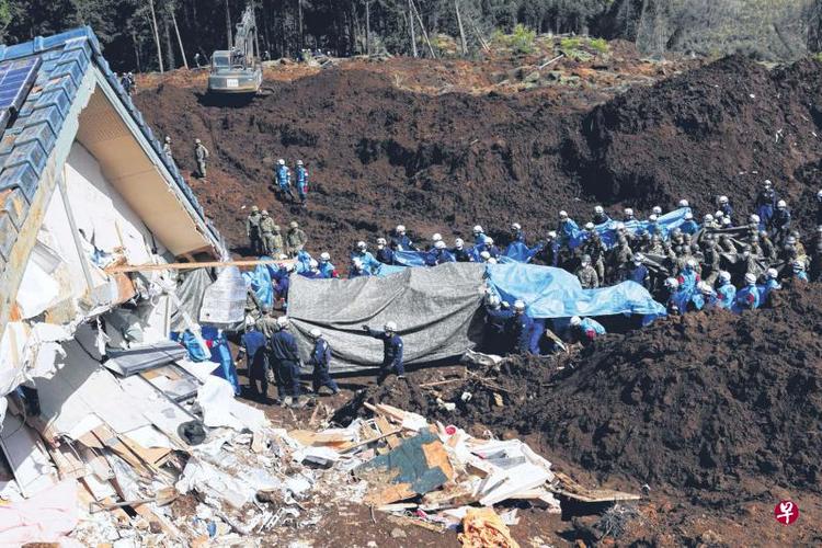 日本地震搜救队20日在熊本县阿苏郡南阿苏村移走一个罹难者的遗体.