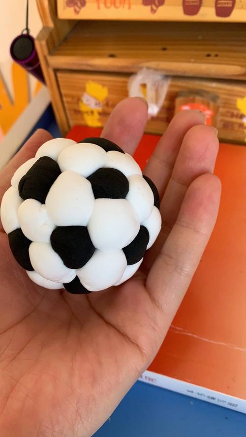 这个小小的彩泥足球,弹性还是特别好的.