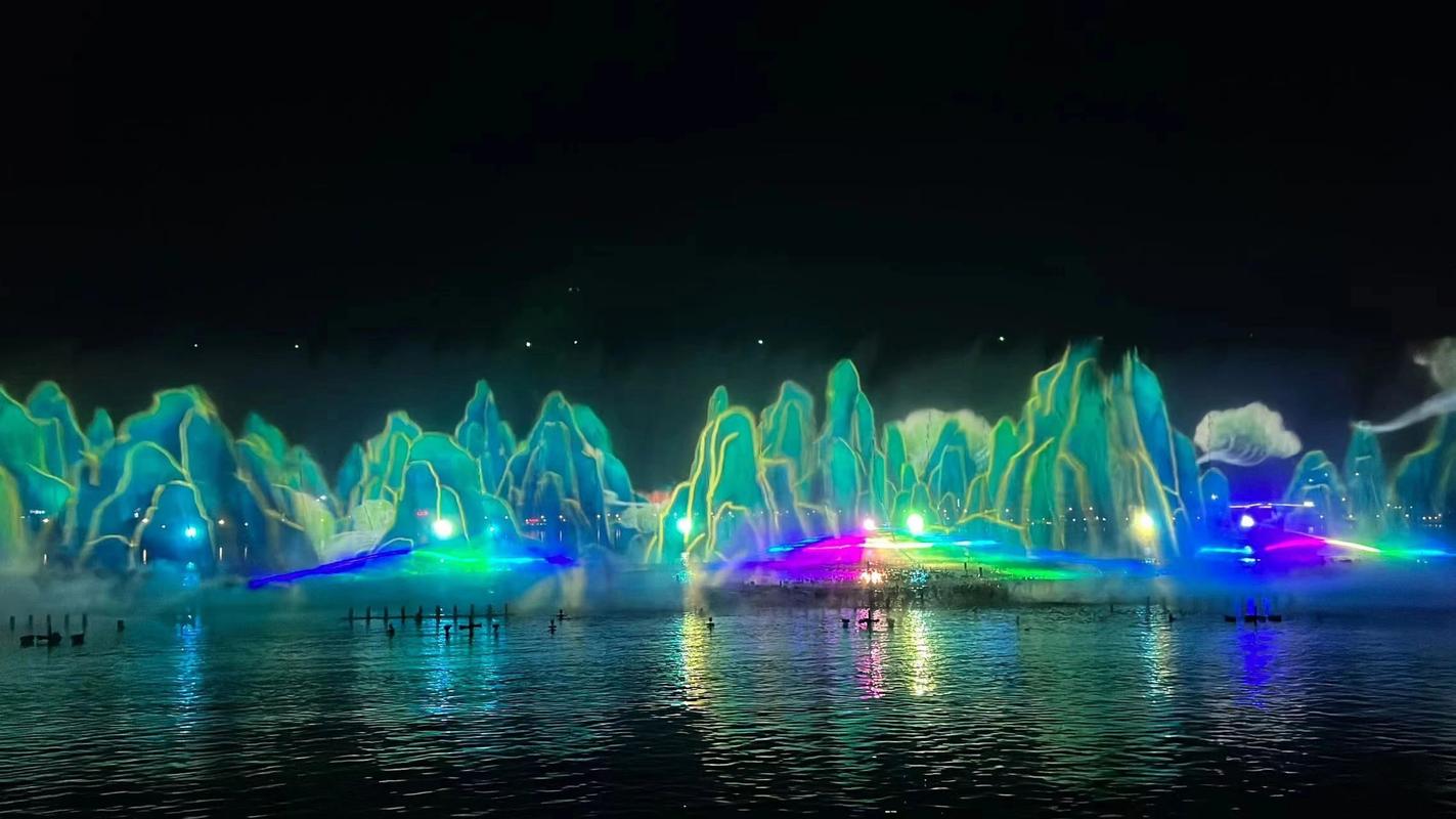 谁还没看过九龙湖的音乐喷泉秀,没有秋水广场广场人那么多,感觉更壮观