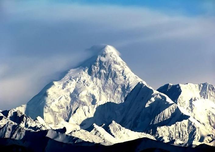 世界上最高的山峰珠穆朗玛峰是世界最高峰