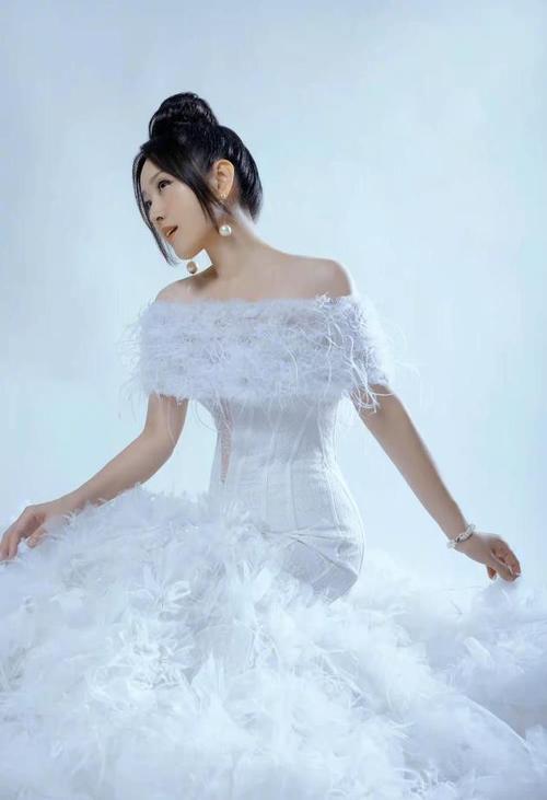 杨钰莹怎么变成这样了高调穿婚纱登卫视春晚修图过度大变样