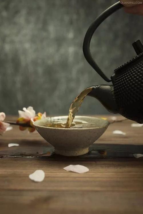 禅茶人生:人生如喝茶,只不过是沉与浮,拿起与放下.