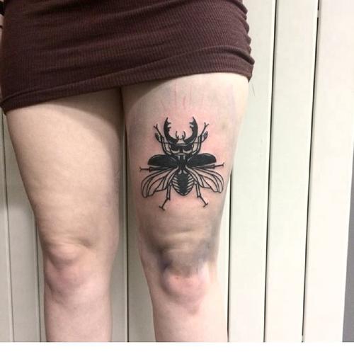 纹身虫 女生大腿上黑灰纹身图案