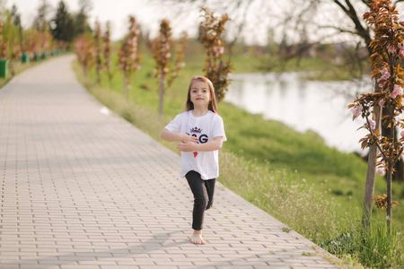 大明湖公园小女孩赤脚在公园里散步照片