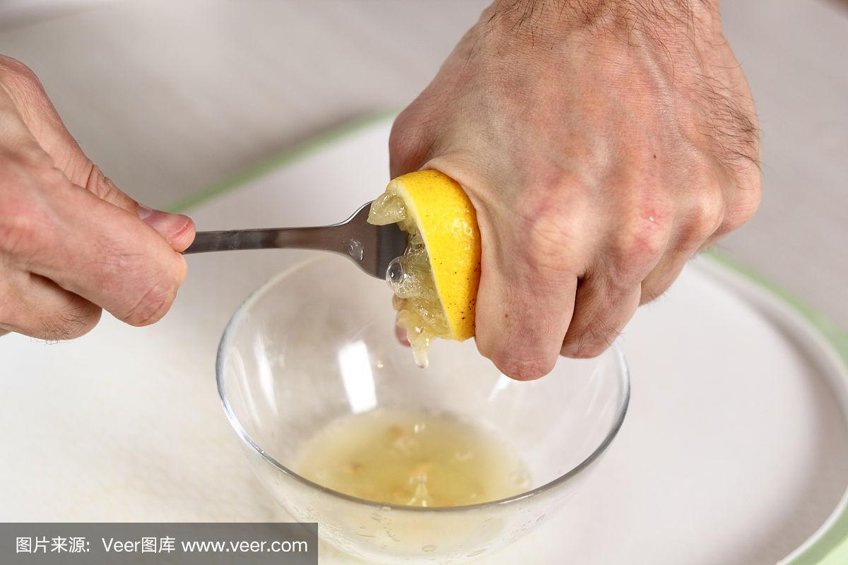 用叉子挤柠檬汁