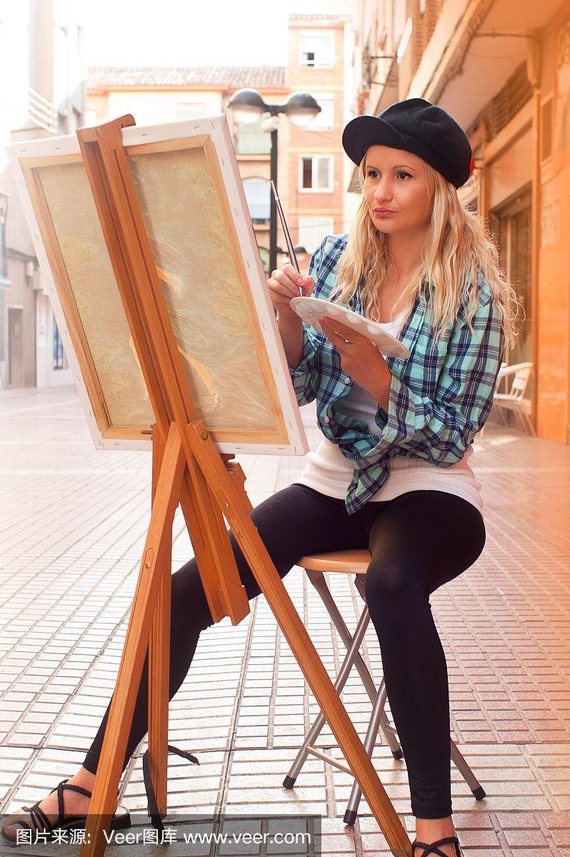 女孩在街上画画