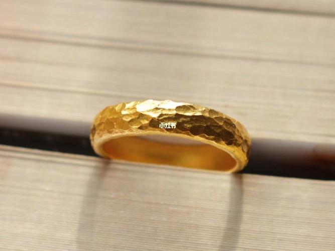 旧金改款5毫米宽面锤纹黄金戒指一枚