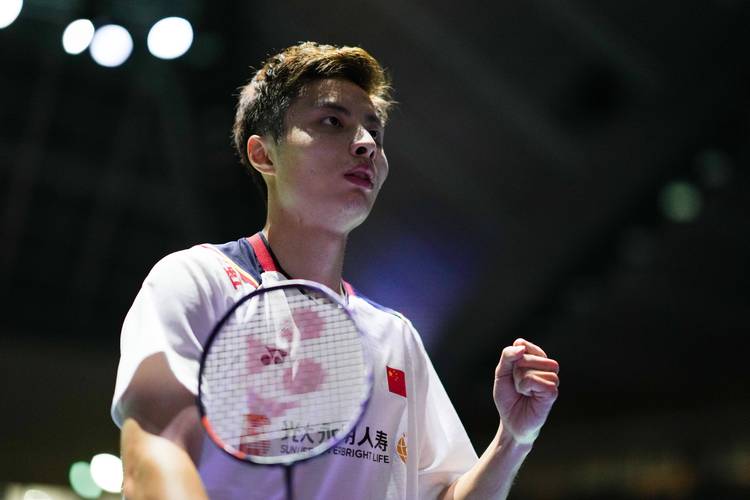 羽毛球锦标赛男单第二轮比赛中,中国选手石宇奇以2比0战胜丹麦选手
