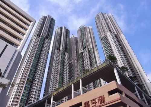 土地资源非常紧缺,尤其是建筑用地,更是一地千金,所以香港的住宅房
