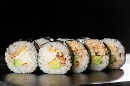 黑底鳗鱼寿司卷.寿司菜单.日本菜.水平照片.照片