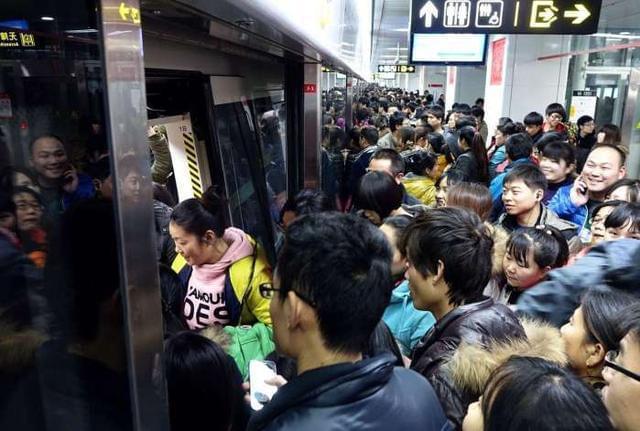 中国最拥挤的地铁站挤到你想哭