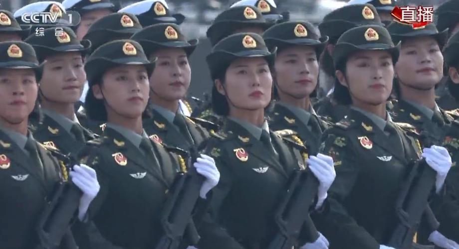 庆祝新中国成立70周年阅兵式女兵方队接受检阅