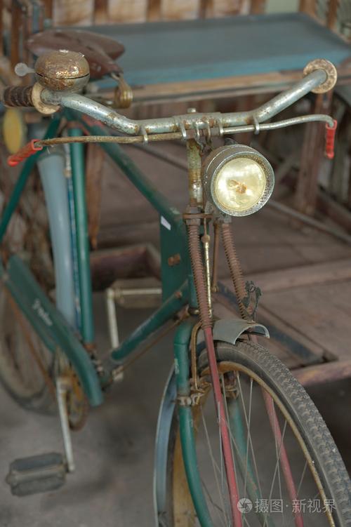 一辆老式的自行车的细节