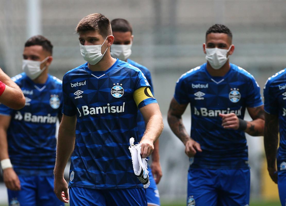 足球巴西州联赛格雷米奥队球员戴口罩参赛