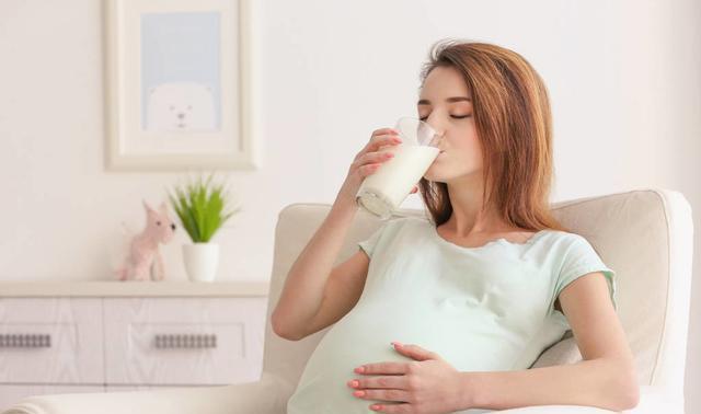 孕妇每天喝牛奶会变白吗每天喝牛奶的好处分析
